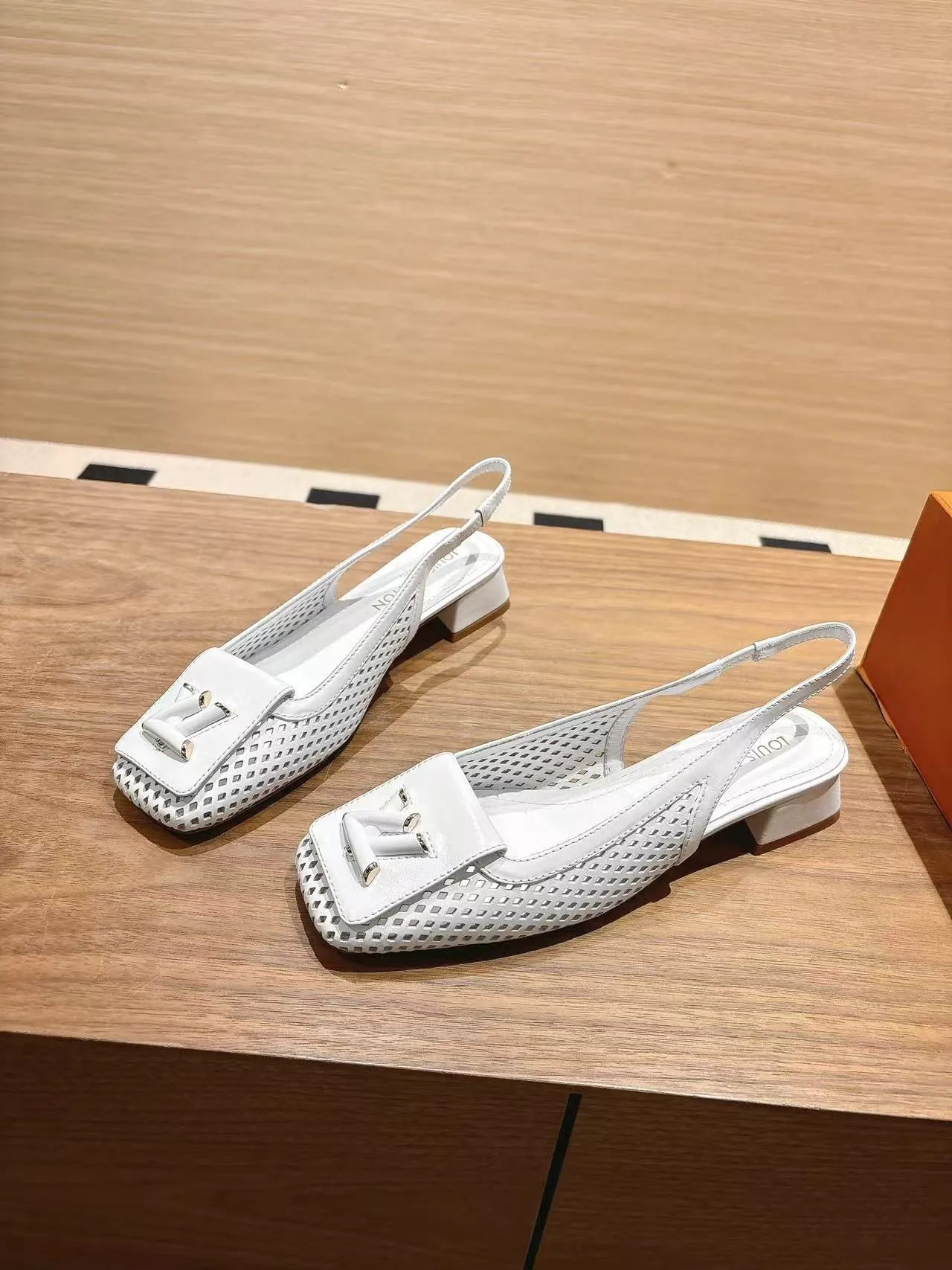 👟👟Ex-factory price 600👟👟 LV Louis Vuitton 25ss top version. Features the latest SHAKE hollow slingback sandals. Hard goods are new. Purchasing level! Full of high-end sense! A popular one among domestic and foreign bloggers. It is retro and fashionable and looks great on the feet! The main model on the official website. Upper: original customized cowhide surface. Lining: imported goatskin lining. ·Outsole: original Italian leather outsole ■Height: 3.5cm5.5cm ·Shoe size: 35-40 (41, 42 customizations are not returnable)